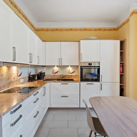 Charming 3-br Townhome Near City Center Apartment