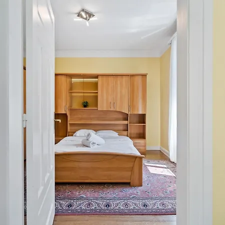Charming 3-br Townhome Near City Center Apartment *