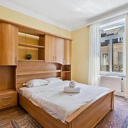 Charming 3-br Townhome Near Center *