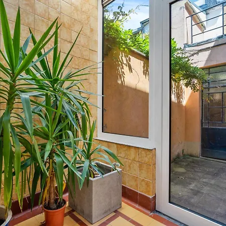 Charming 3-br Townhome Near Center