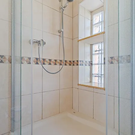 Charming 3-br Townhome Near Center