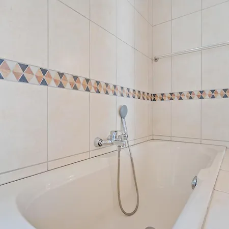 Charming 3-br Townhome Near City Center *