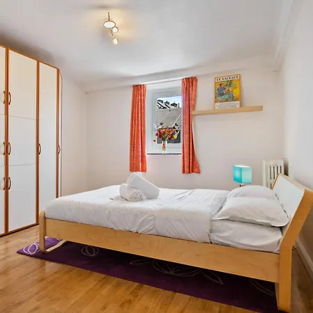 Charming 3-br Townhome Near Center