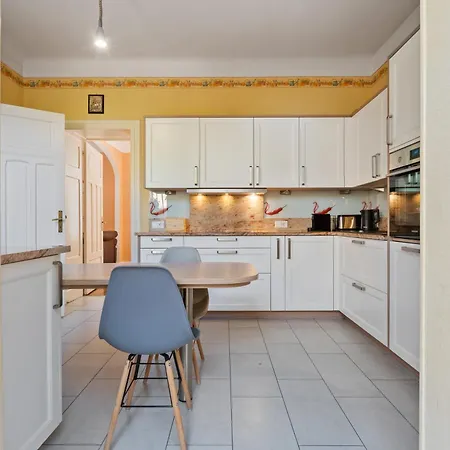 Charming 3-br Townhome Near Center Appartement *