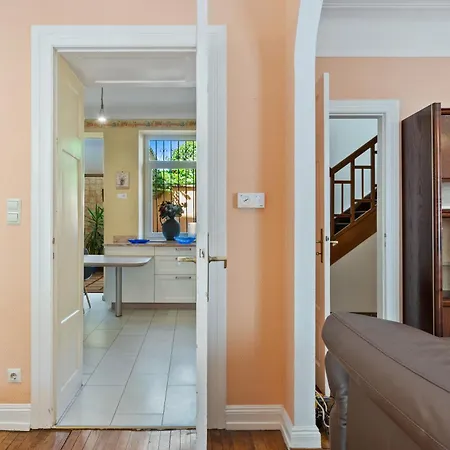 Charming 3-br Townhome Near City Center Apartment *