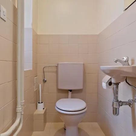 Charming 3-br Townhome Near Center *